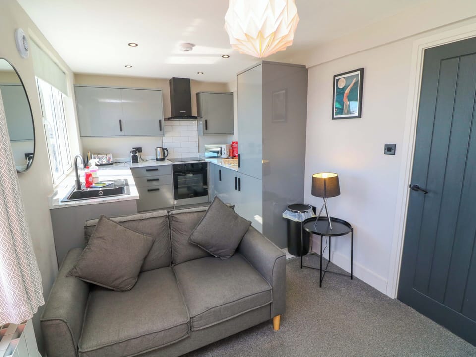 Cottage | Private kitchen | Fridge, dishwasher, electric kettle, toaster
