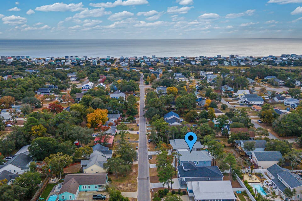 Close to 40th Street - direct access to the beach (.5 mile away); Walk, Drive or use the included 6 Seat Golf Cart.