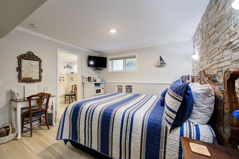 Suite, 1 Queen Bed | Premium bedding, pillowtop beds, desk, laptop workspace