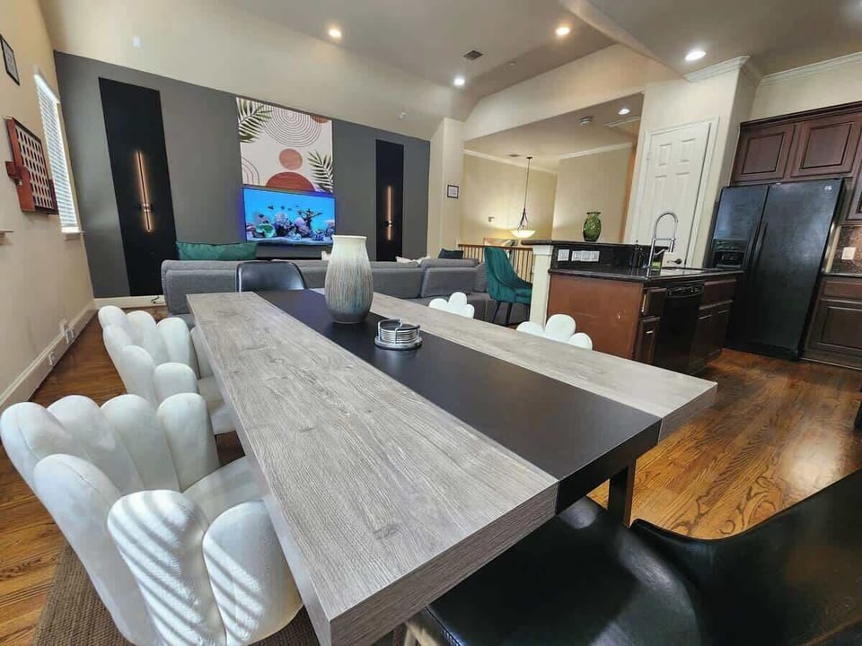 Elegant Dining Experience: Gather Around our Spacious Table, Seating 6 with a Mix of Luxurious Velvet and Classic Leather Chairs. Indulge in the pleasures of a sophisticated dining experience in our space.