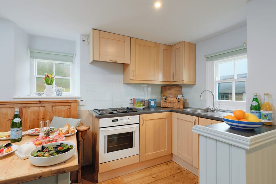 Cottage | Private kitchen | Fridge, electric kettle, toaster, cookware/dishes/utensils