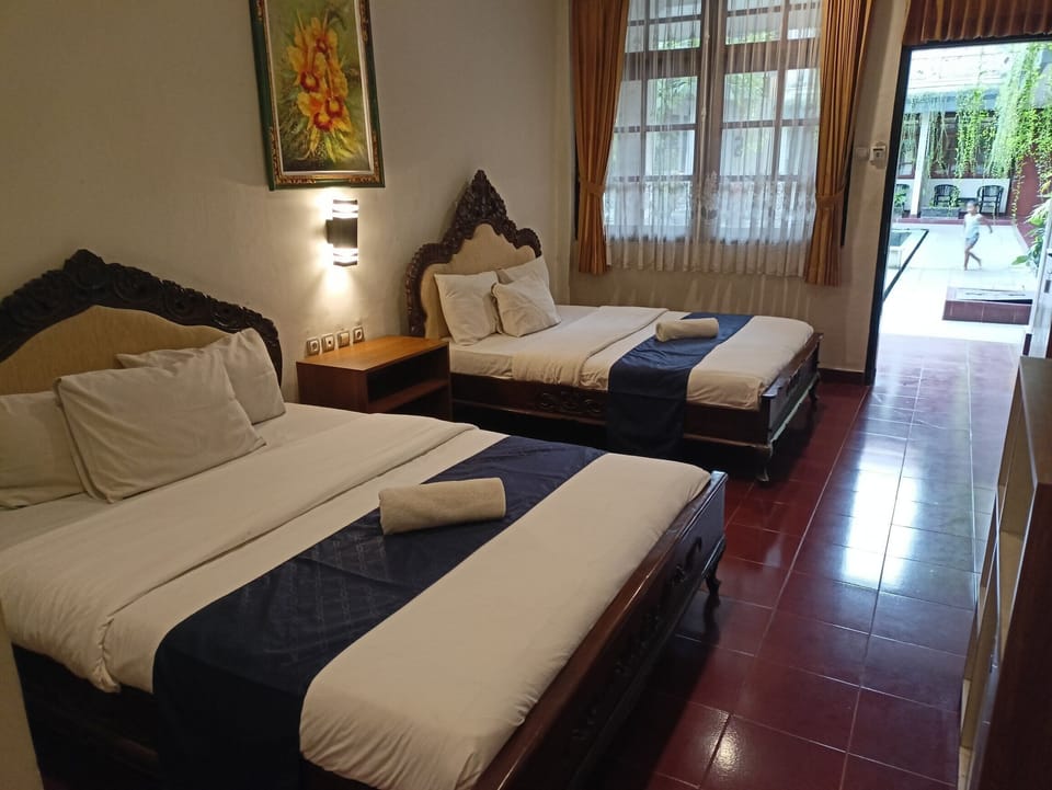 Family Room | Desk, free WiFi, bed sheets