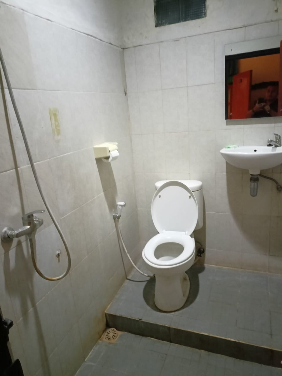 Standard Twin Room | Bathroom | Shower, rainfall showerhead, towels