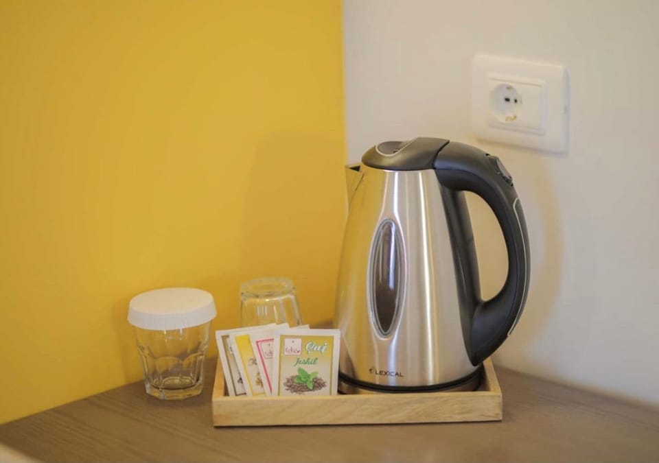 Standard Twin Room | Minibar, in-room safe, desk, laptop workspace