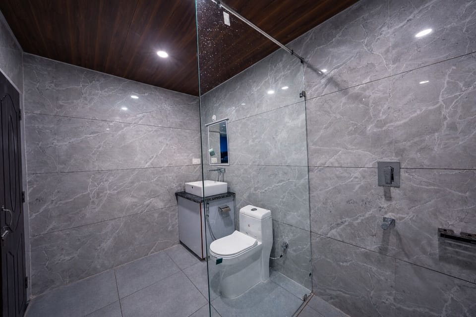 2nd and 3rd Floor Family Cottage | Bathroom | Shower, free toiletries, bidet, towels