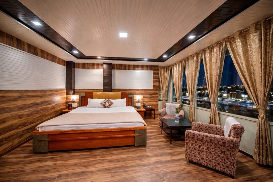 5th Floor Terrace Glass Room | Premium bedding, desk, free WiFi, bed sheets