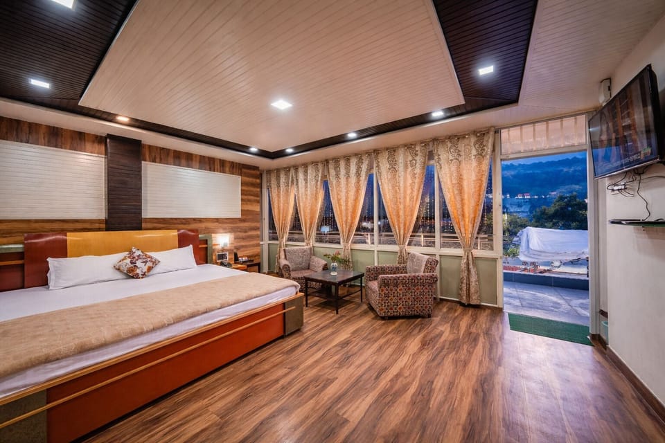 5th Floor Terrace Glass Room | Premium bedding, desk, free WiFi, bed sheets