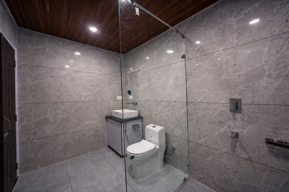 2nd and 3rd Floor Family Cottage | Bathroom | Shower, free toiletries, bidet, towels