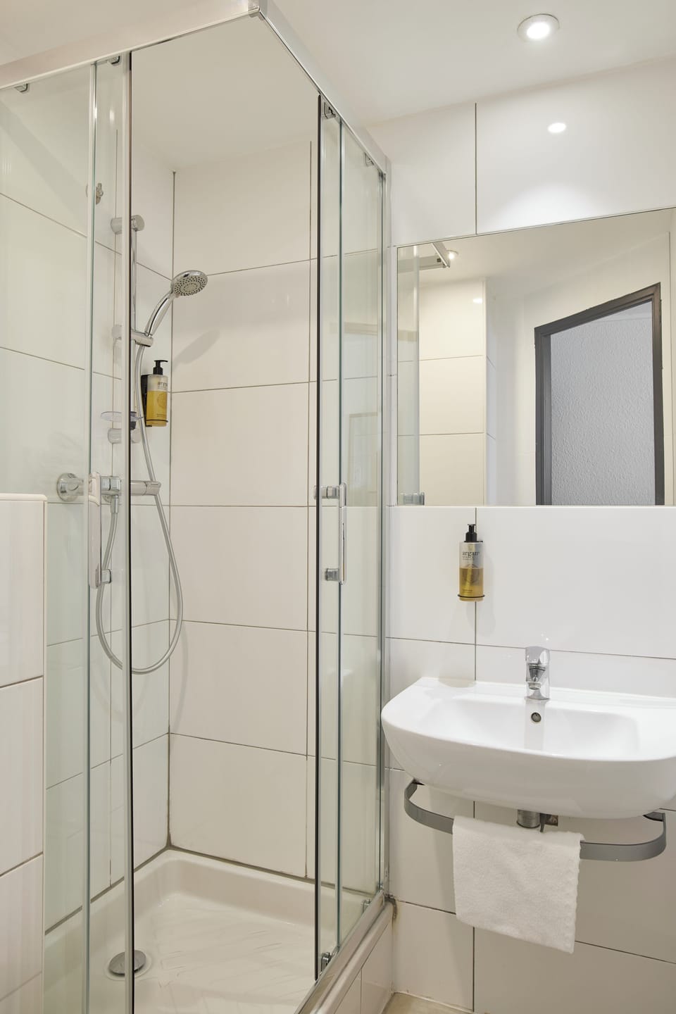 Standard Twin Room | Bathroom | Free toiletries