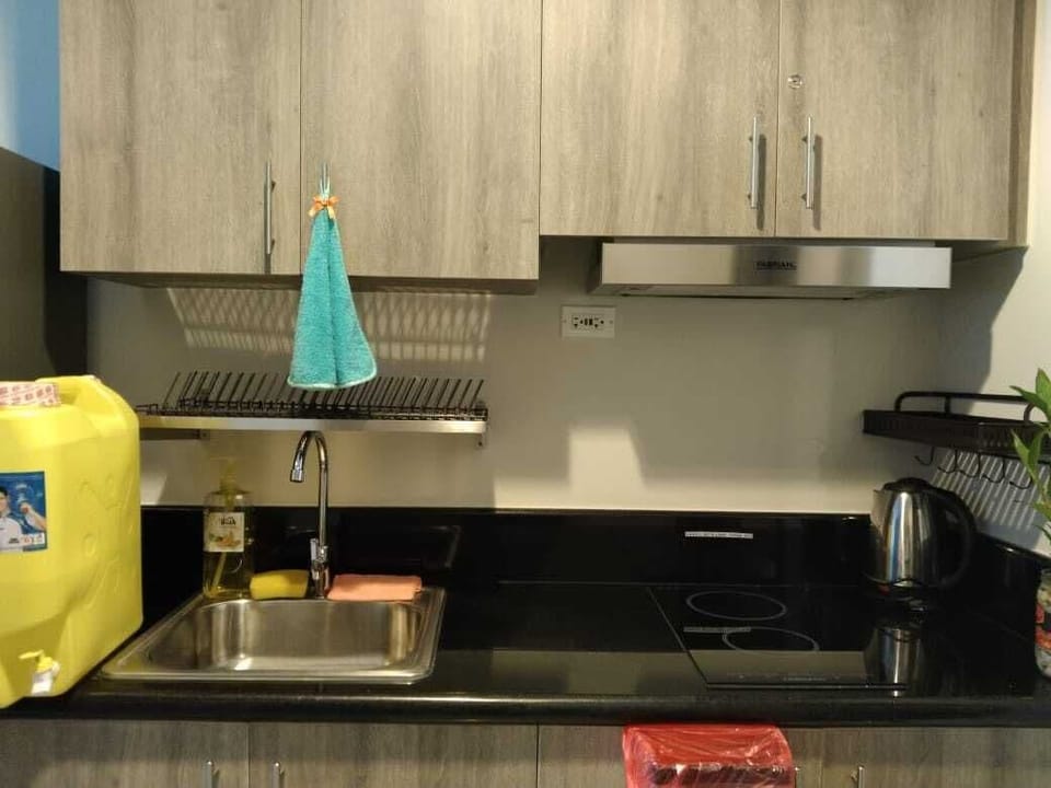 Standard Apartment | Private kitchenette | Fridge, microwave, stovetop, electric kettle
