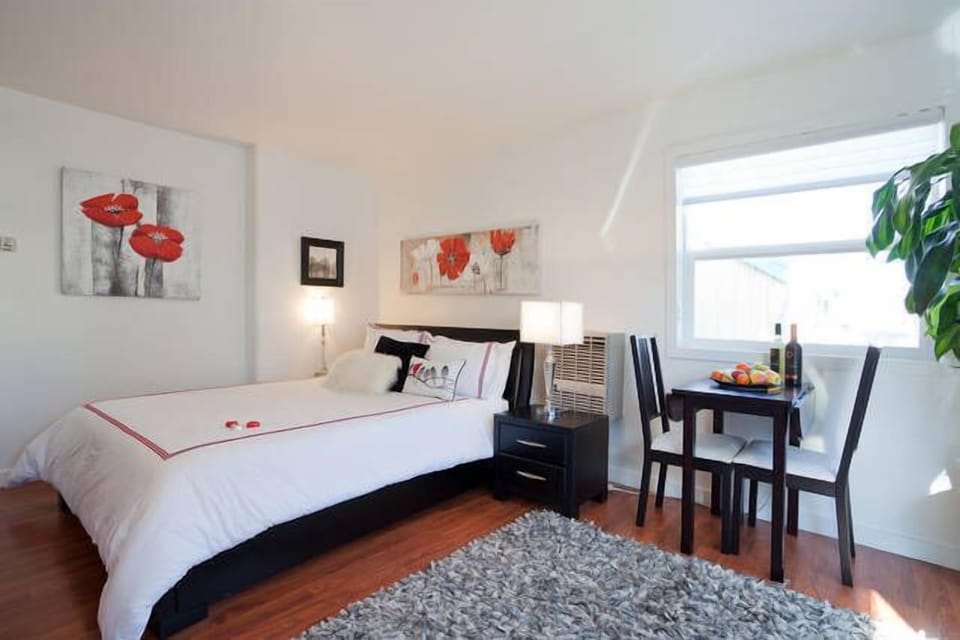 1 bedroom, Egyptian cotton sheets, premium bedding, memory foam beds