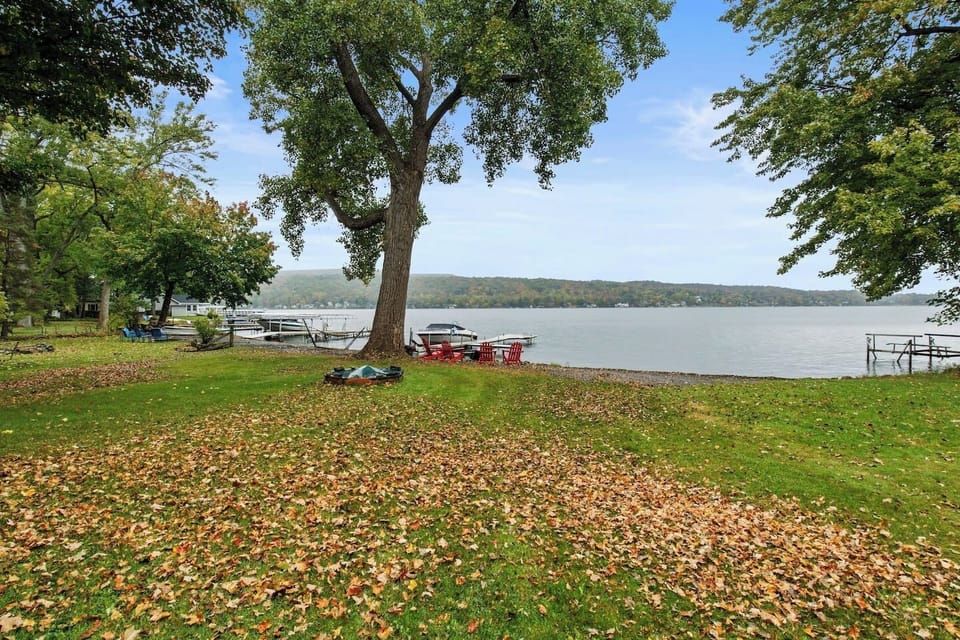 An expansive open space adorned with a captivating view of the lake. The unobstructed layout allows for a seamless connection with the scenic beauty outside, creating a tranquil and picturesque environment