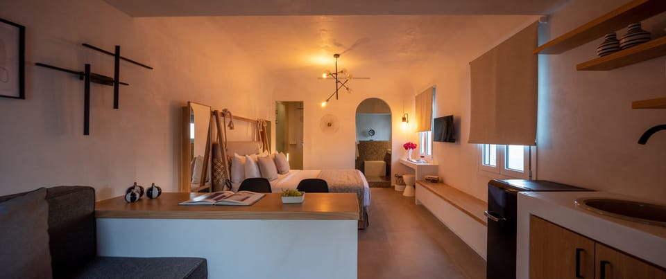 Centro Suite with Hot Tub | 1 bedroom, in-room safe, iron/ironing board, free WiFi