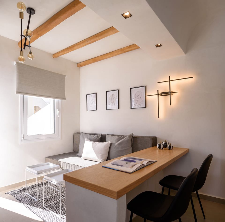 Centro Suite with Hot Tub | 1 bedroom, in-room safe, iron/ironing board, free WiFi