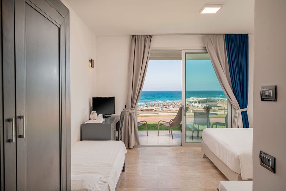 Family Room | Desk, bed sheets