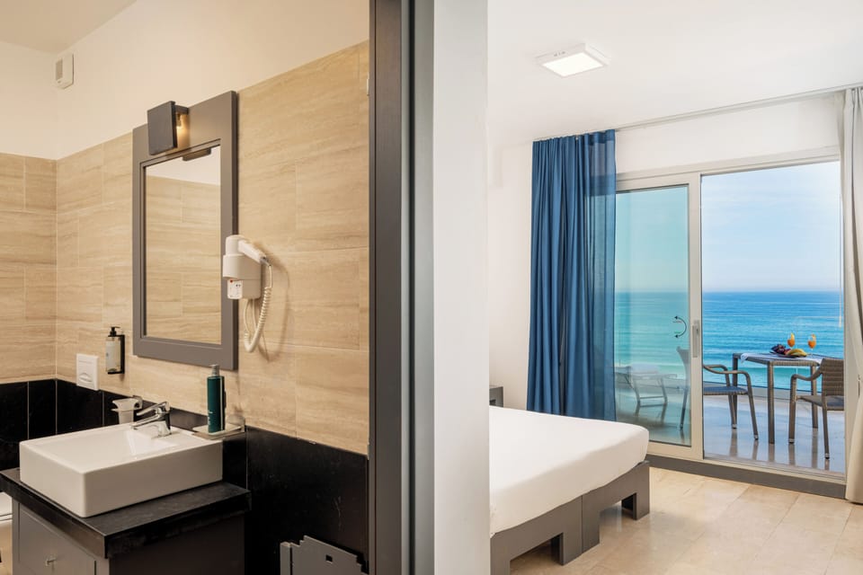 Superior Room (Front Sea View) | Bathroom | Shower, free toiletries, hair dryer, towels