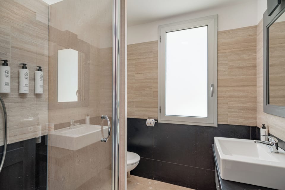 Shower, free toiletries, hair dryer, towels