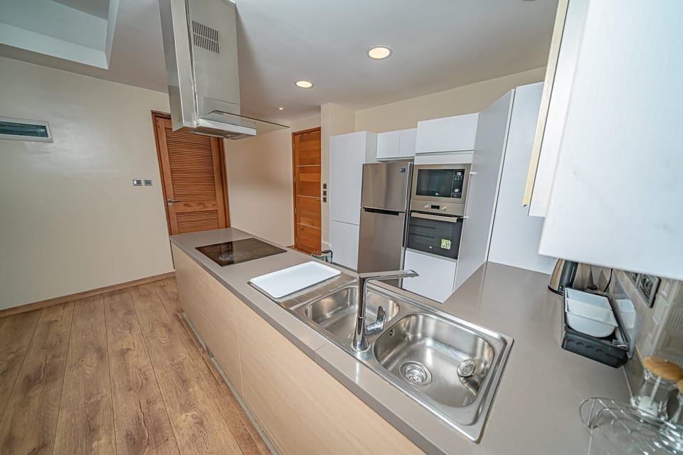 Comfort Apartment | Private kitchen | Fridge, microwave, cookware/dishes/utensils