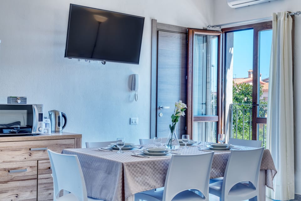 Standard Apartment | Private kitchen | Full-size fridge, microwave, oven, stovetop