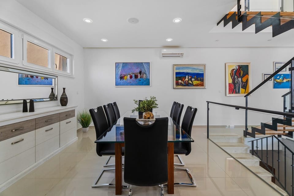 Dining area for 8 people
