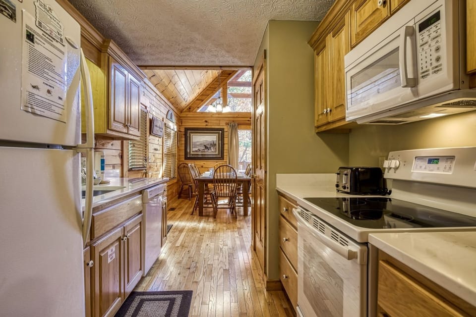 Cabin, 3 Bedrooms | Private kitchen | Coffee/tea maker, fridge, oven, toaster
