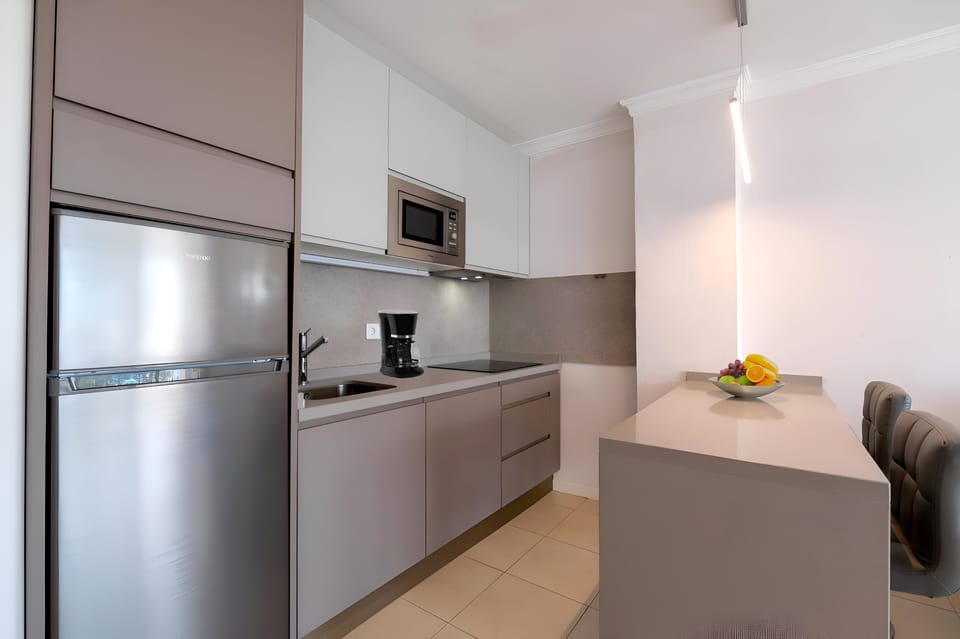 Apartment, Ensuite, Pool View (Apartment-0) | Private kitchen | Fridge, microwave, espresso maker, coffee/tea maker