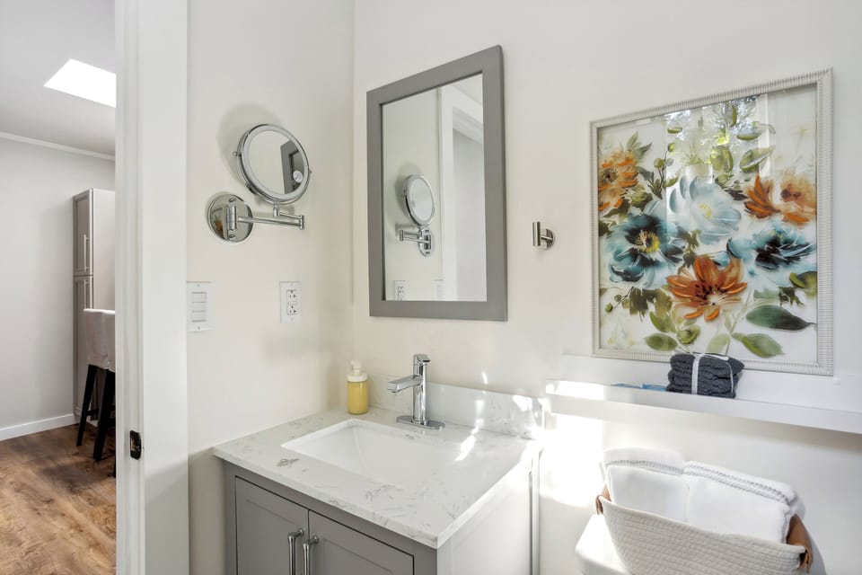 Pet-friendly Kent Vacation Rental, Walk to Lake! Apartment in Kent