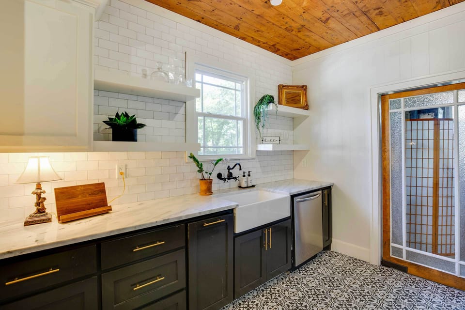 Walk to Dtwn: 'tyler Tudor' w/ Backyard Cottage in Tyler