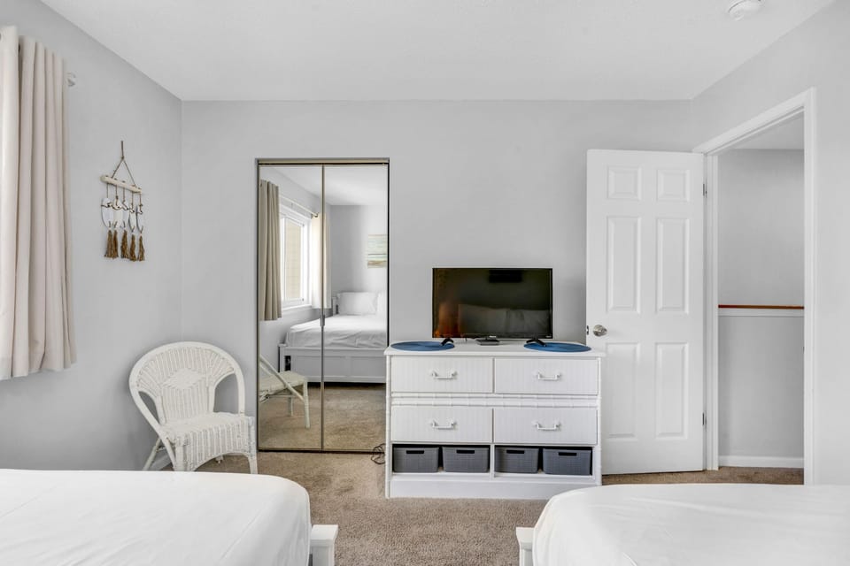 Guest room with flat screen