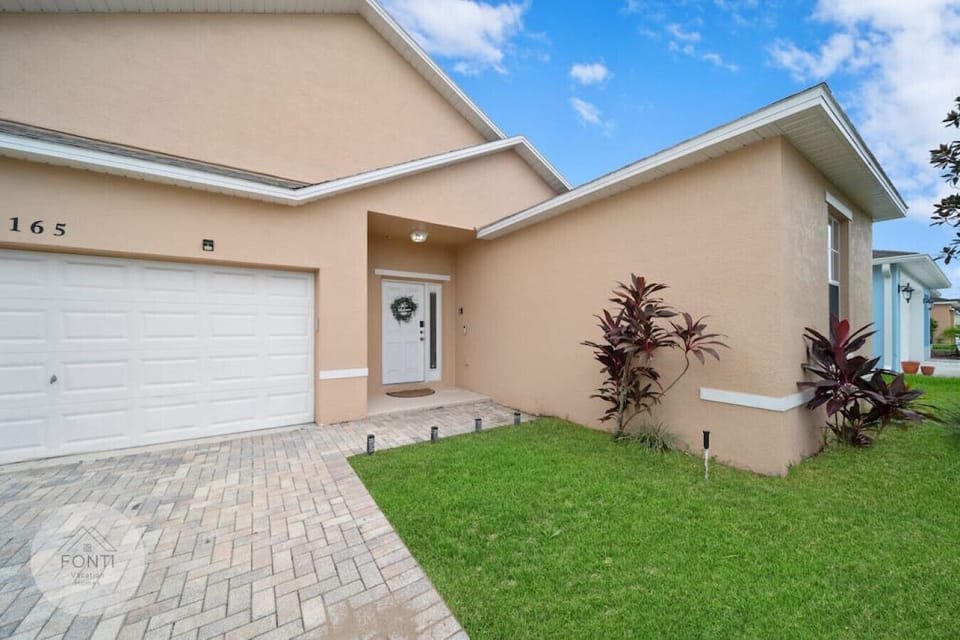 House Front View#Disney #Parks #kingdom #springs #poolhouse #Vacation #Rental #waterpark #davenport #Kissimmee #Orlando #universal #citywalk #legoland #shortstay #longstay