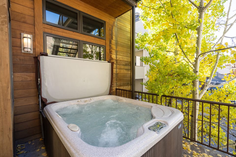 2.4-bear-creek-west-telluride-deck-hot-tub