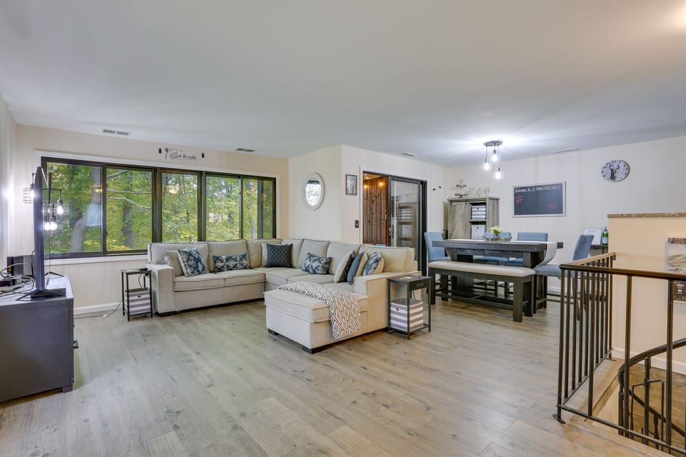 Living Room | Flat-Screen TV | Sectional Sofa