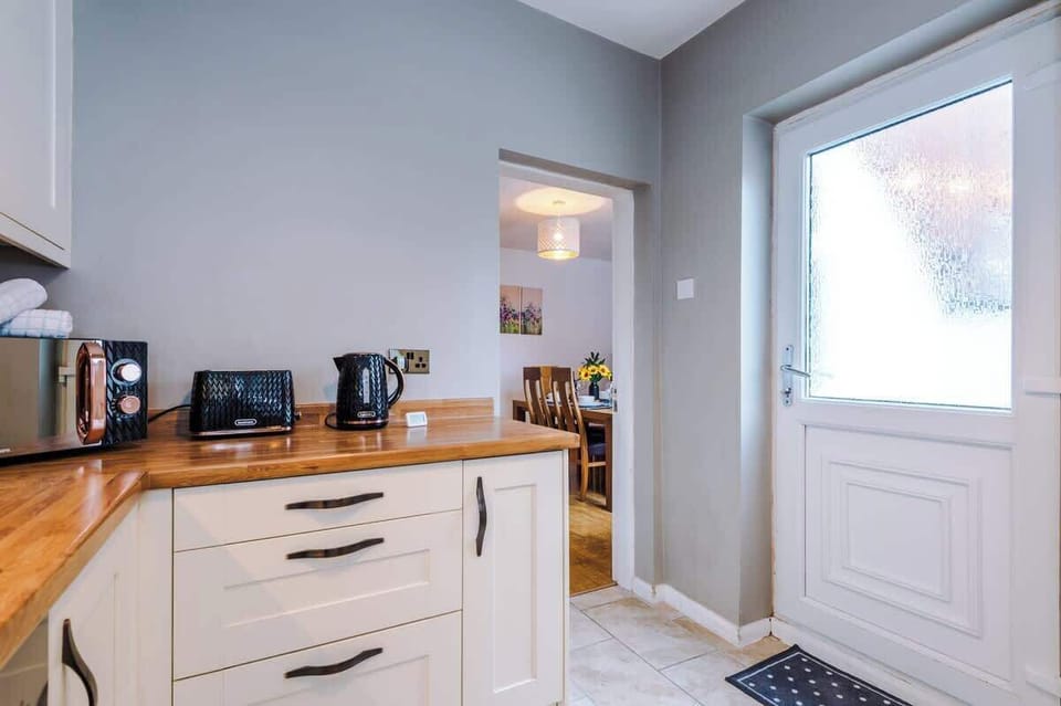 The fully equipped kitchen has everything you need for a long or short stay in Chester including a toaster, kettle, microwave, washing machine & tumble dryer.