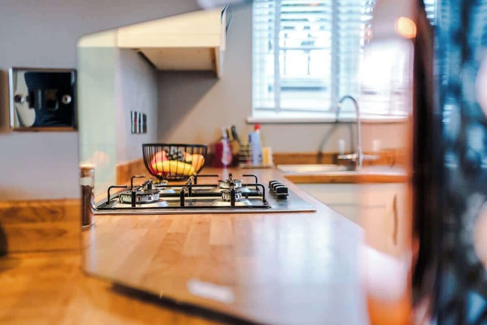 The fully equipped kitchen has everything you need for a long or short stay in Chester including a toaster, kettle, microwave, washing machine & tumble dryer.