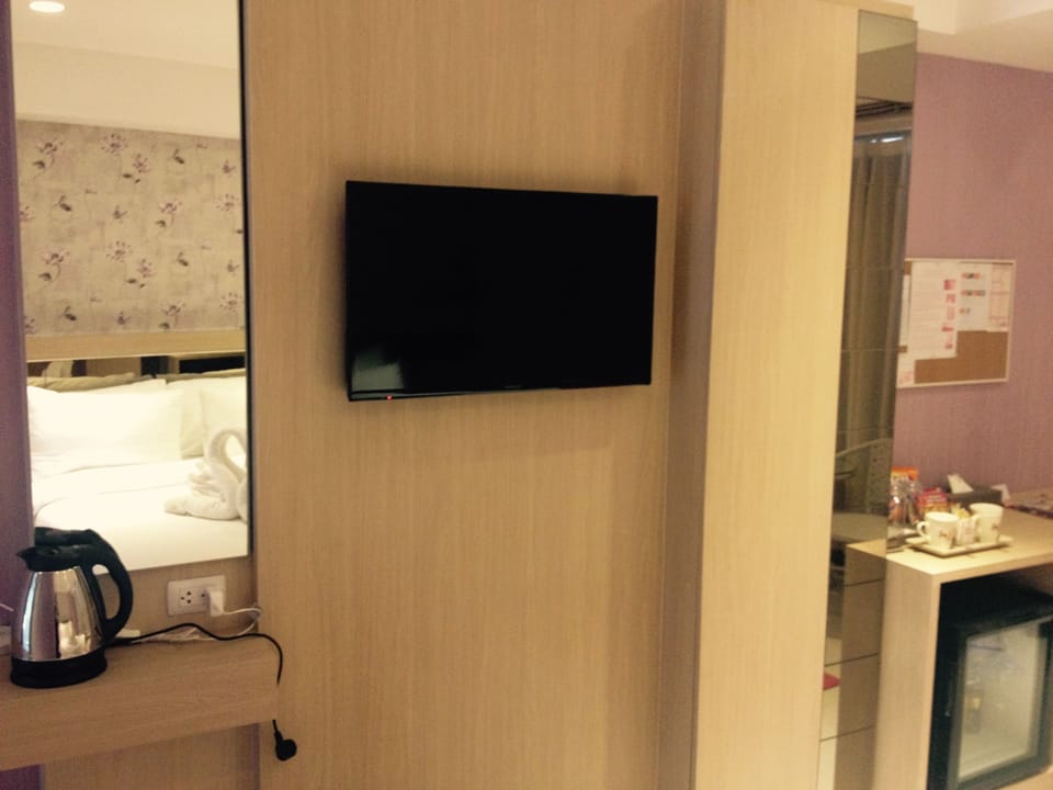 Deluxe Room with Airprot Transfer | Living area | 32-inch TV with satellite channels