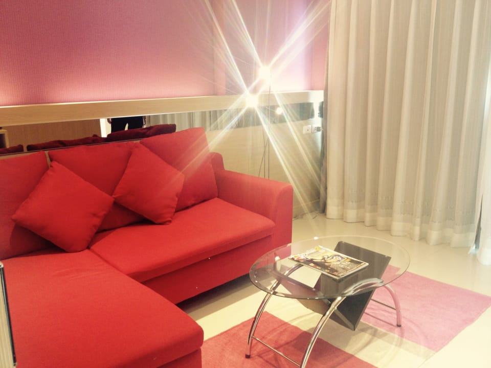 Executive Suite | Living area | 32-inch TV with satellite channels