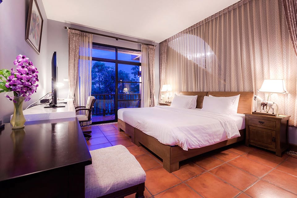 Executive suite jacuzzi | Minibar (some free items), in-room safe, desk, blackout drapes