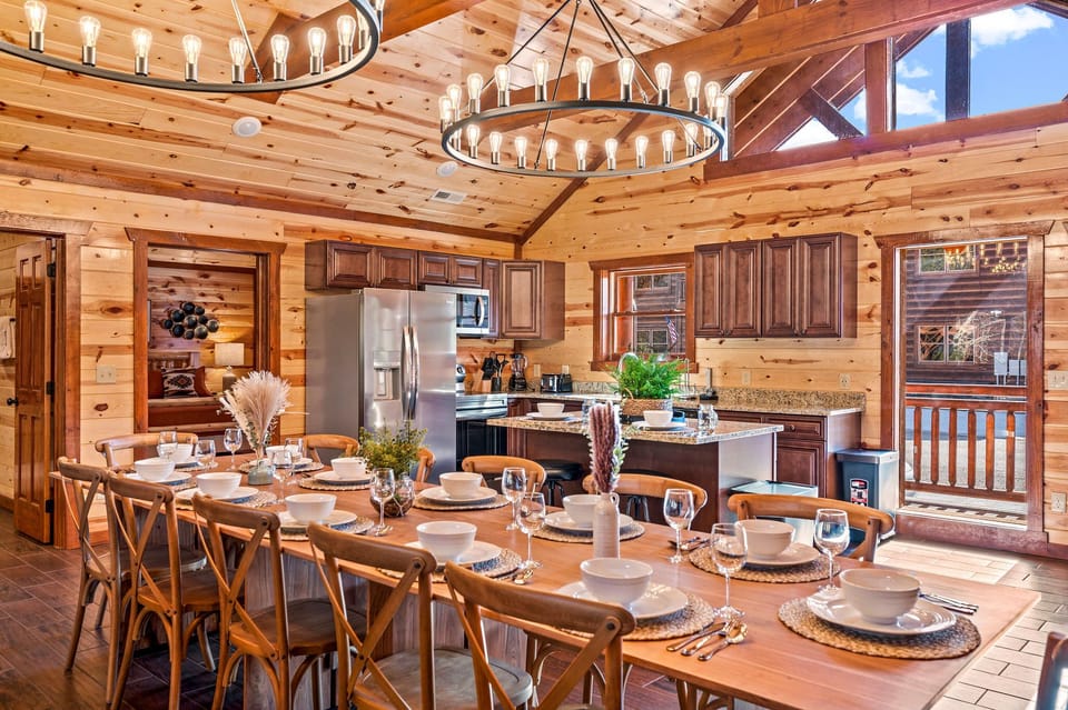 Amazing Dining space and Kitchen with everything you need for a great meal.