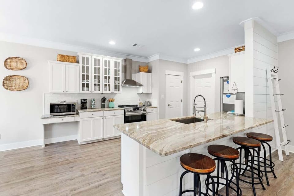 Quick bites can be enjoyed at the breakfast bar with seating for 4.