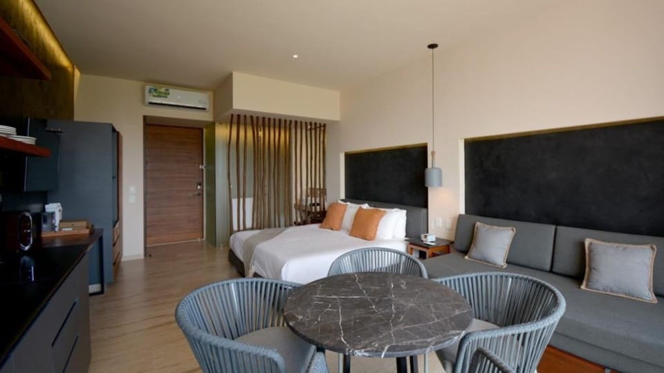 Stay, play, and unwind in paradise! Our well-appointed studio condo in Playa del Carmen awaits you with its fantastic location near 5th Avenue.