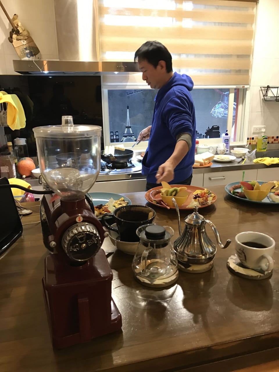Fridge, espresso maker, coffee/tea maker, electric kettle