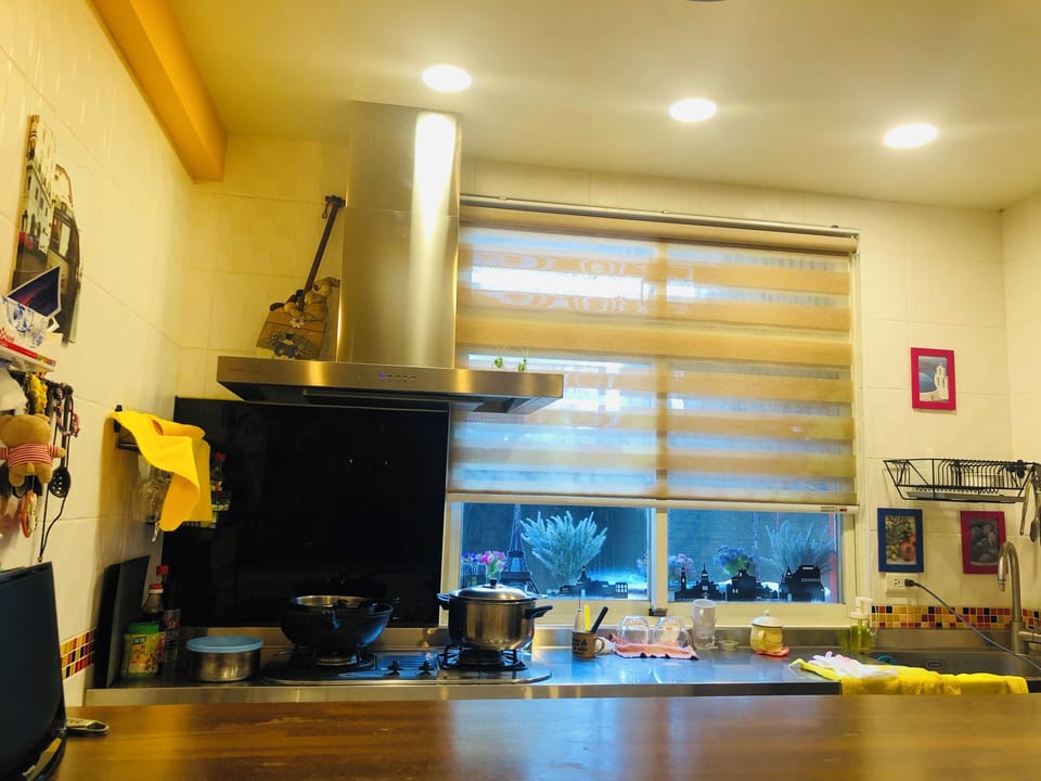 Fridge, espresso maker, coffee/tea maker, electric kettle