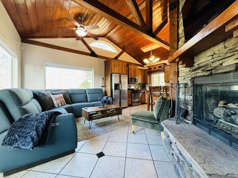 Cozy living room with gas fireplace. 
