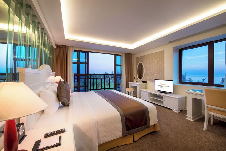 Executive Suite, Jacuzzi, River View | Premium bedding, down comforters, Select Comfort beds, minibar