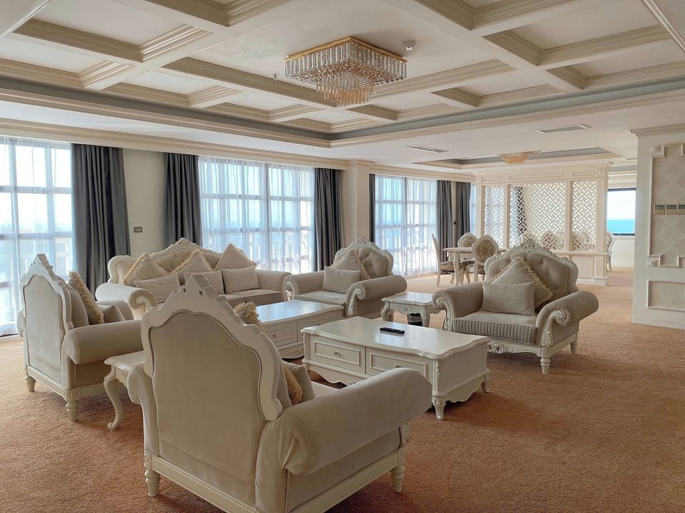 Presidential Room | Living area | 42-inch LED TV with cable channels, TV