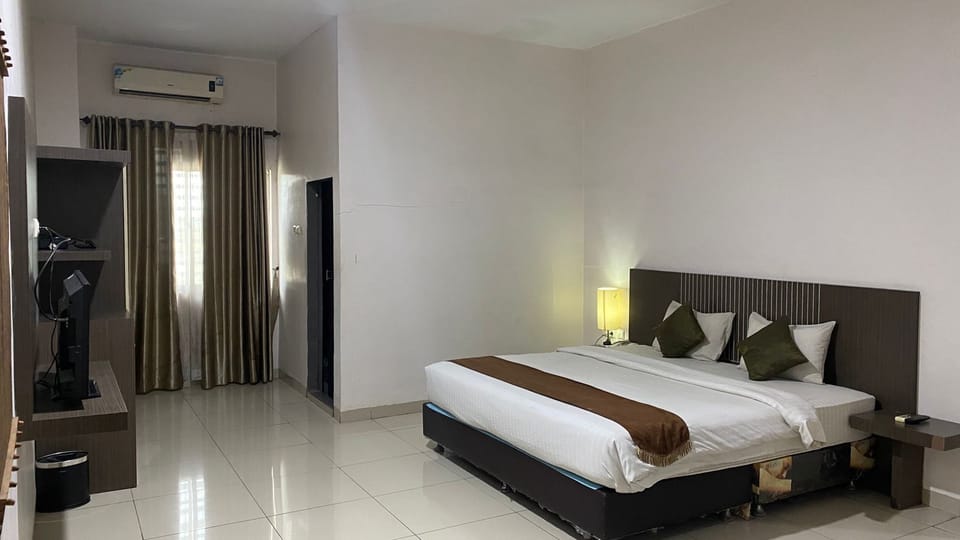 Desk, WiFi (free), bed sheets