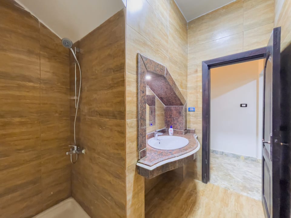 Hydromassage showerhead, towels