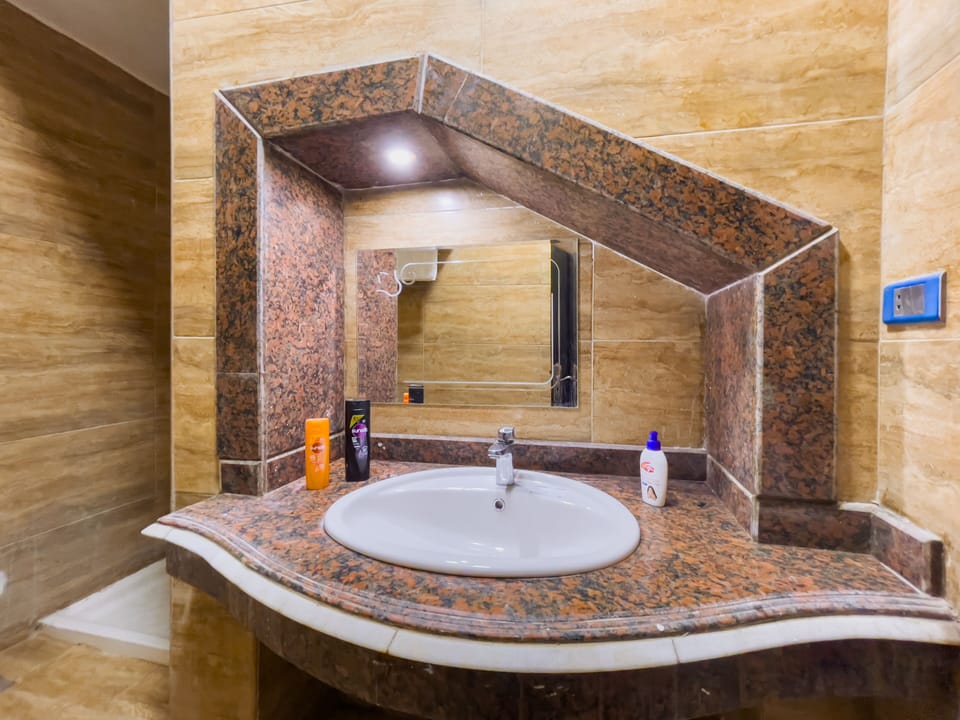 Hydromassage showerhead, towels