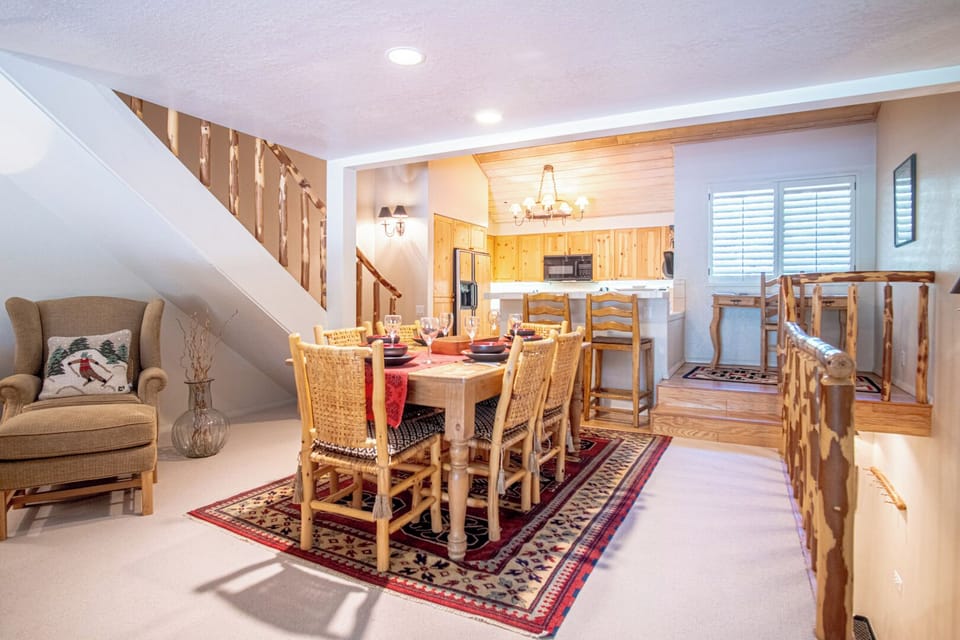 Dining table for 6 guests, bar seating for 2