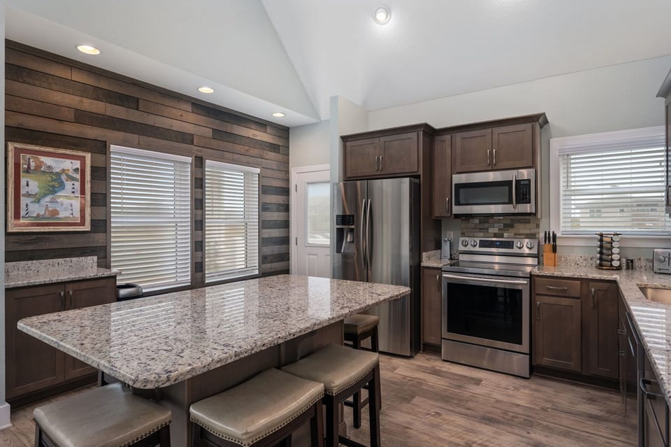 NH387A: Bodie Island Cottage | Kitchen Area- Island Seating for 6